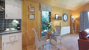 Un intérieur en bois comprenant une cuisine, un coin repas et un salon.