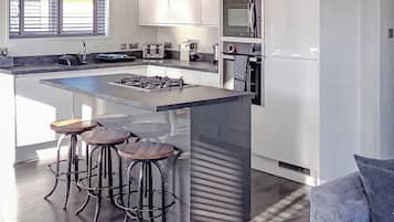 Réfrigérateur, four, plaque de cuisson, lave-vaisselle