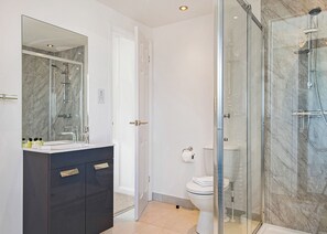 Bathroom - 1 bedroom accommodation in Raywell, Beverley (Raywell, Beverley)