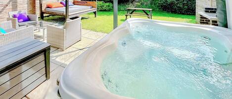 Outdoor spa tub