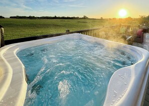 Outdoor spa tub - 2 bedroom accommodation in Raywell, Beverley (Raywell, Beverley)