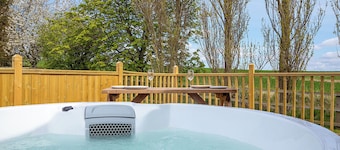 Cosy micro lodge, perfect for a romantic or family retreat.