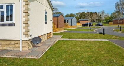 Cosy micro lodge, perfect for a romantic or family retreat.