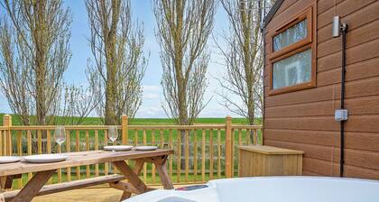 Cosy micro lodge, perfect for a romantic or family retreat.