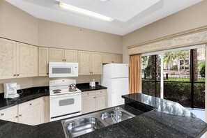 Frigorifero, microonde, forno, piano cottura