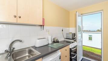 Réfrigérateur, four, plaque de cuisson, grille-pain