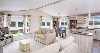Luxury Willow Lodge (Sleeps 4)