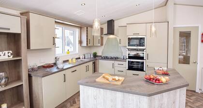 Luxury Willow Lodge (Sleeps 4)