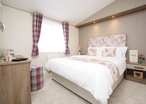 2 bedrooms, free WiFi - Luxury Willow Lodge (Sleeps 4) (Cockburnspath, Nr Dunbar)