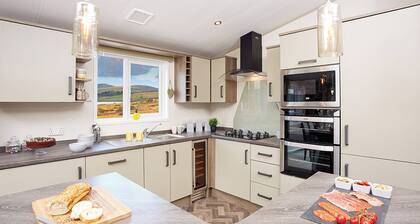 Luxury Willow Lodge (Sleeps 4)
