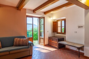 TV - Villa 'Podere Par di Rota' with Pool, Terrace & Wi-Fi (Calci)