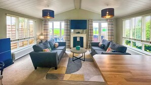 TV - 3 bedroom accommodation in Raywell, Beverley (Raywell, Beverley)