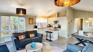 TV - 3 bedroom accommodation in Raywell, Beverley (Raywell, Beverley)