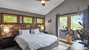 5 habitaciones, escritorio y tabla de planchar con plancha