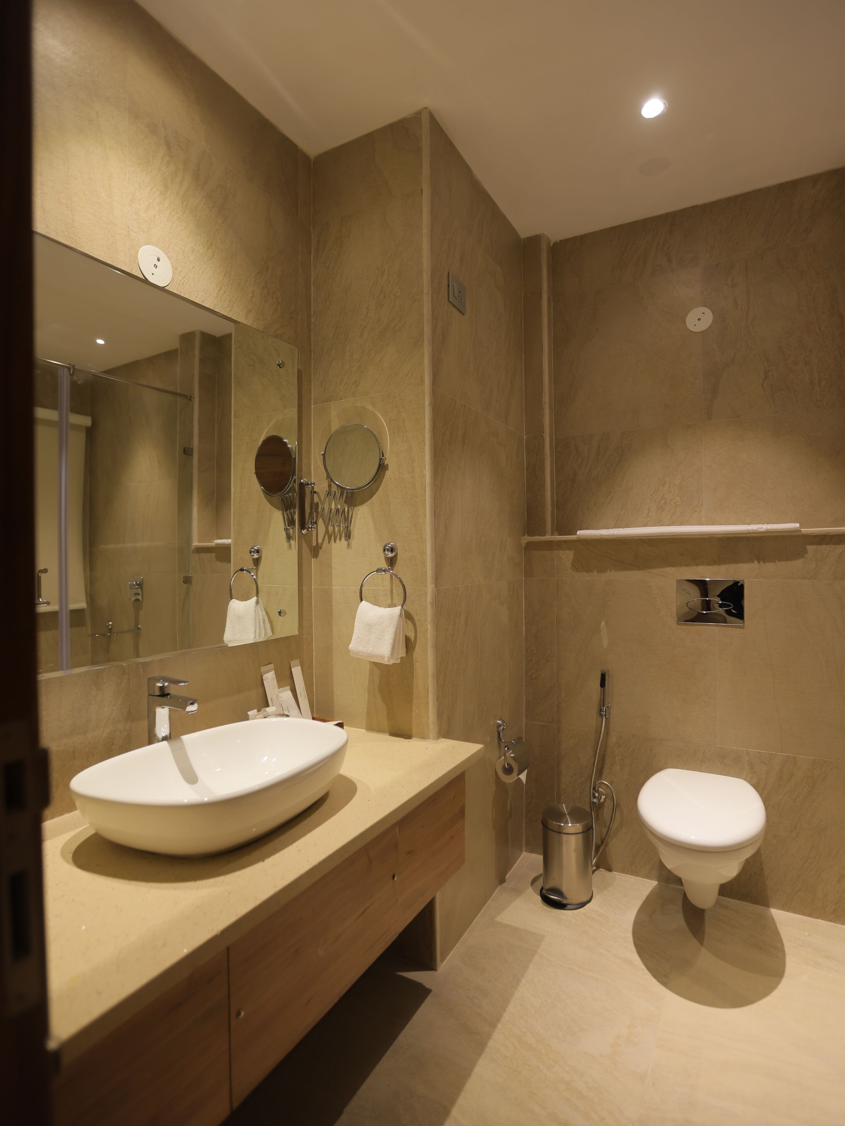 Une salle de bain moderne avec un grand lavabo, des toilettes et un espace douche.