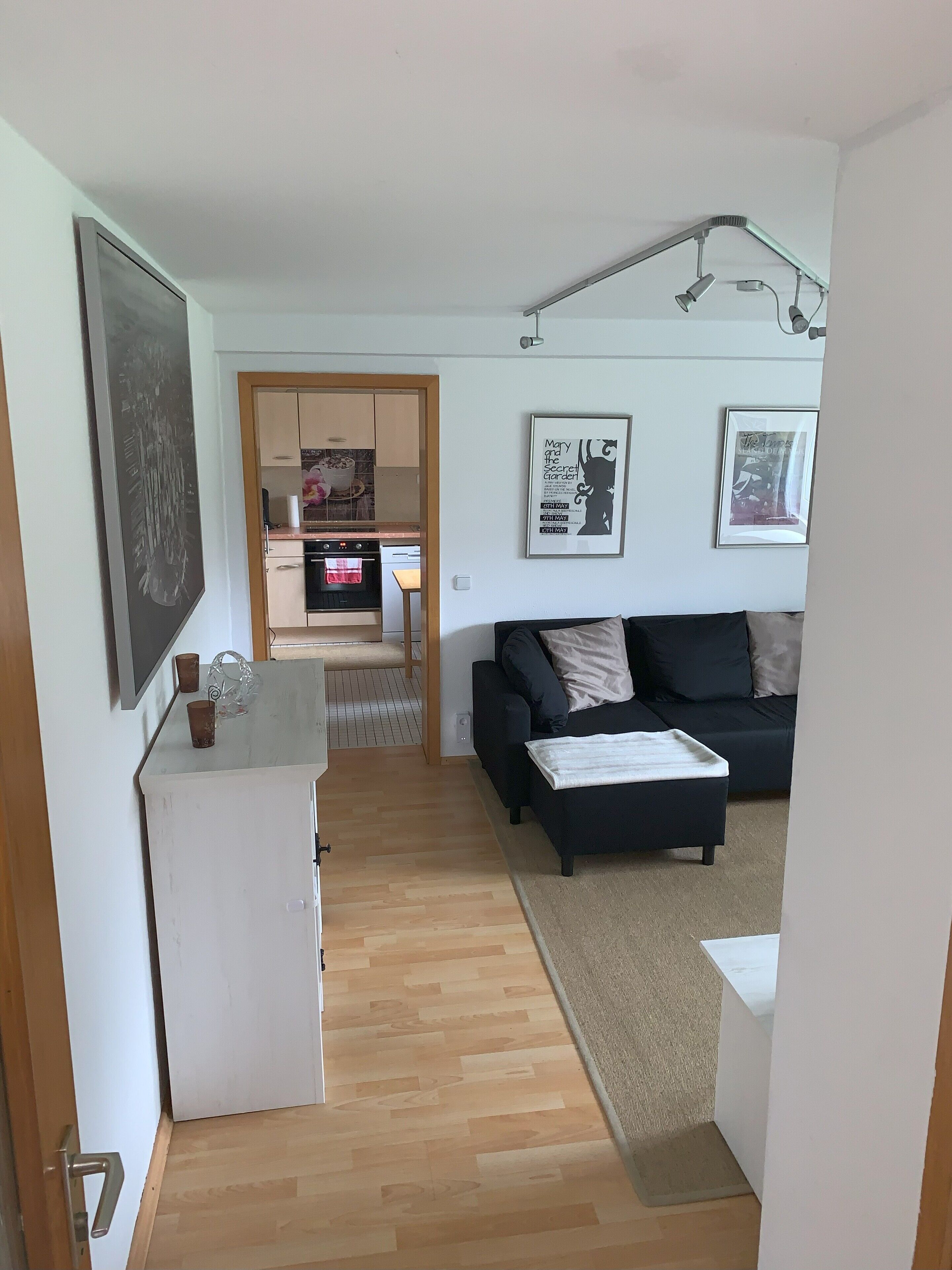 Een televisie, een dvd-speler en boeken