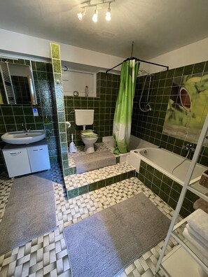 Haartrockner, Handtücher, Seife, Shampoo
