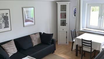 Fernseher, DVD-Player, Bücher