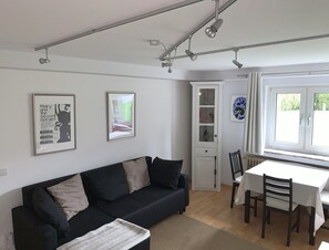 TV, DVD player, books - Apartment Isenbügel / Essen-Kettwig (Heiligenhaus)