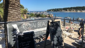 A beachside restaurant with a view of the sea and a balcony overlooking the beach. - Contemporary Apartment in Antibes with Terrace (Antibes)