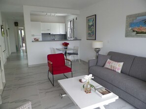 TV - Contemporary Apartment in Antibes with Terrace (Antibes)