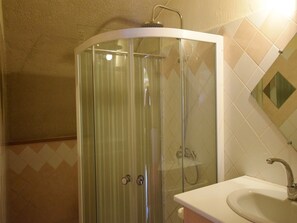 Shower, towels - Garrigue Hideaway in Lanas (Lanas)