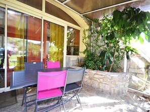 Outdoor dining - Garrigue Hideaway in Lanas (Lanas)