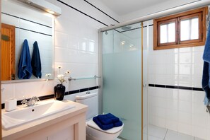 Dusj, hårføner og håndklær