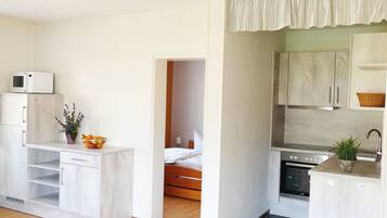 Mikrowelle, Ofen, Geschirrspüler, Wasserkocher mit Kaffee-/Teezubehör