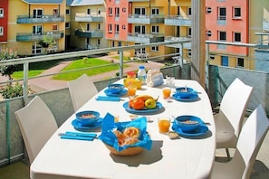 Outdoor dining - Coastal Stay with Pool in Grandcamp (Grandcamp)