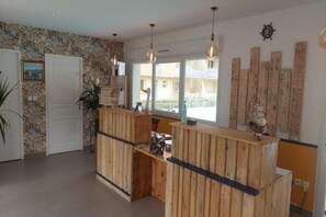 Lobby - Coastal Stay with Pool in Grandcamp (Grandcamp)