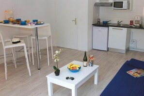 Fridge, microwave, stovetop, coffee/tea maker - Coastal Stay with Pool in Grandcamp (Grandcamp)