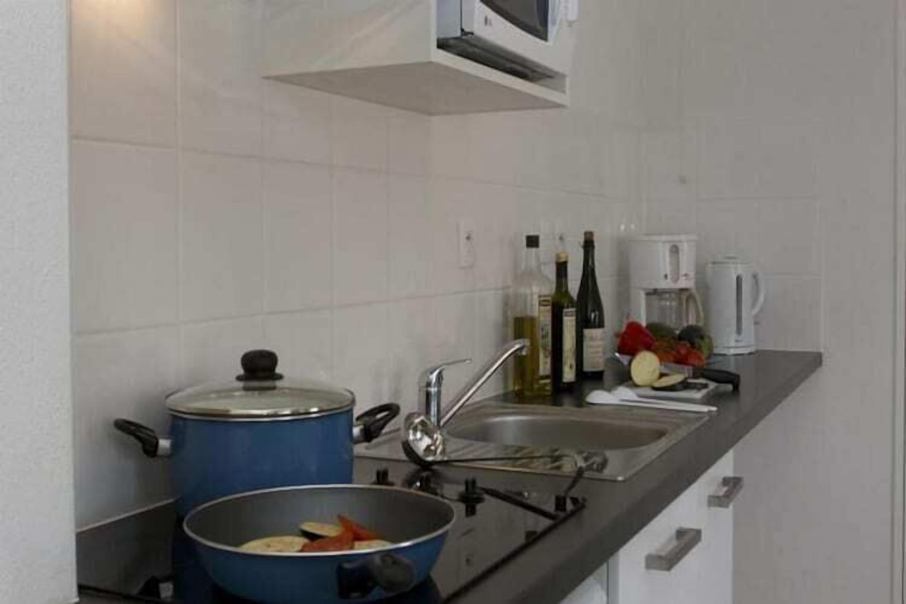 Refrigerador, microondas, parrilla de estufa y cafetera y tetera 