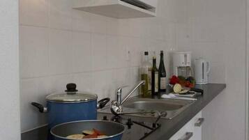 Refrigerador, microondas, parrilla de estufa y cafetera y tetera