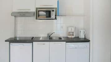 Réfrigérateur, micro-ondes, plaque de cuisson, cafetière/bouilloire