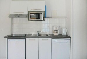 Kühlschrank, Mikrowelle, Herdplatte, Wasserkocher mit Kaffee-/Teezubehör