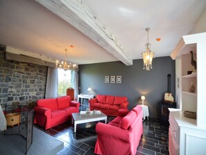 Televisio, takka, DVD-soitin, pöytäjalkapallopöytä