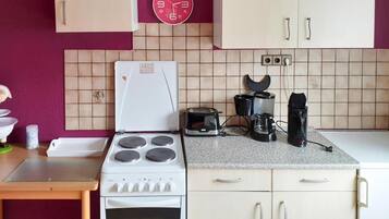 Køleskab, mikrobølgeovn, ovn, kogeplade