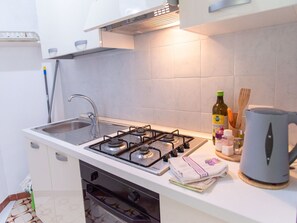 Refrigerador, horno, parrilla de estufa y cafetera y tetera 