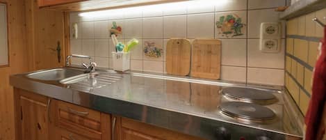 Kühlschrank, Mikrowelle, Wasserkocher mit Kaffee-/Teezubehör, Toaster