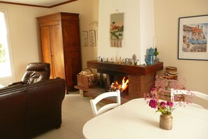 Interior - Holiday Home in Treompan near Sandy Beaches (Ploudalmézeau)