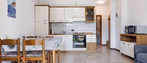 Kühlschrank, Ofen, Herdplatte, Wasserkocher mit Kaffee-/Teezubehör