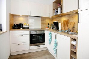 Fridge, oven, stovetop, dishwasher