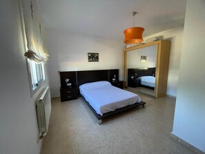 6 chambres, fer et planche à repasser, Wi-Fi