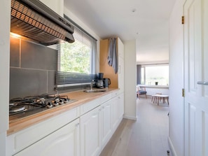 Refrigerador, microondas, parrilla de estufa y cafetera y tetera 