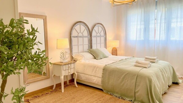 3 makuuhuonetta, silitysrauta/-lauta, vauvan matkasänky, Wi-Fi