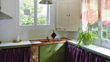 Coffee/tea maker, fridge, oven, stovetop