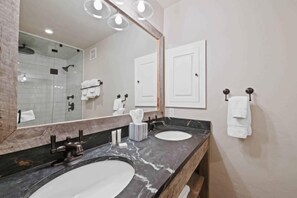 Bathtub, hair dryer, towels - Ridgepoint Townhome 105 - 3 Bedroom plus Loft Residence (Avon)