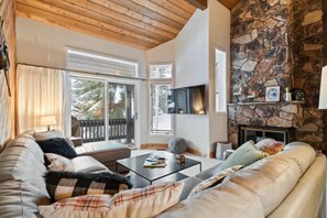 Smart TV y chimenea 