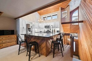 Fridge, microwave, oven, stovetop - Ridgepoint Townhome 105 - 3 Bedroom plus Loft Residence (Avon)